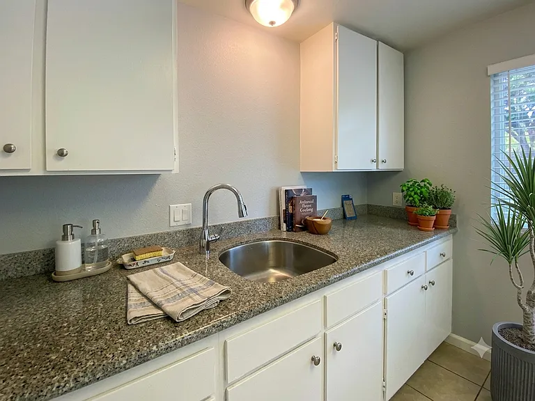 906 Dainty Avenue — Photo 11