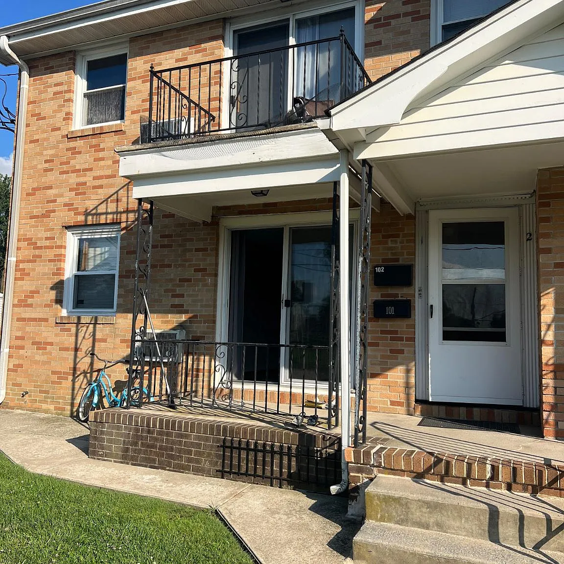 2 bed, 1.0 bath, 748 sqft, $1,700 — Photo 1