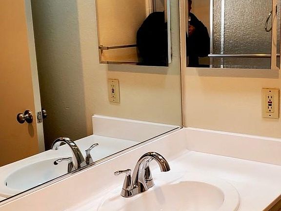 5th image of 4916 Rosewood Ave APT 12
