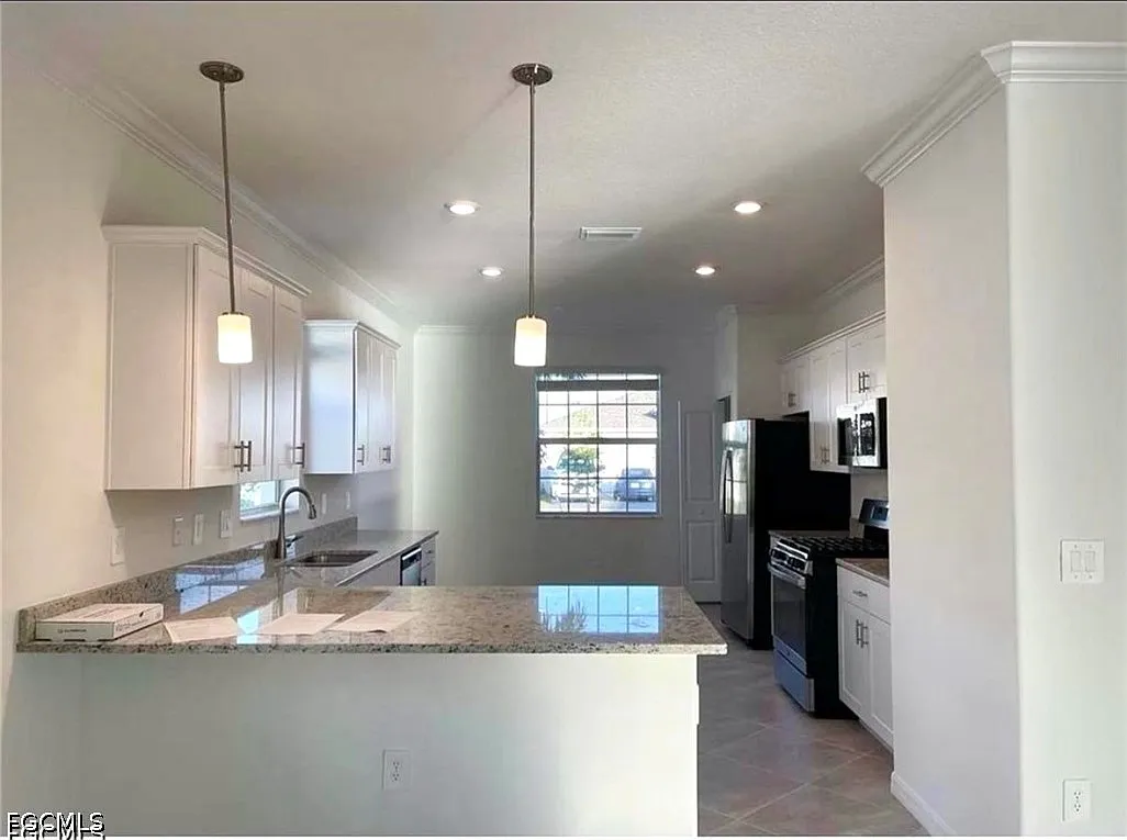 3 bed, 2.0 bath, 1677 sqft, $2,300 — Photo 2