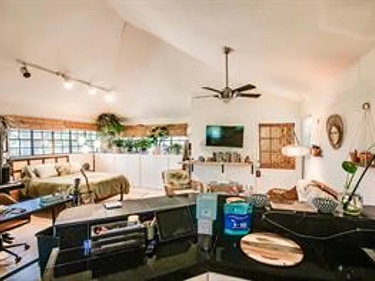 2400 Thornton Rd — Photo 4