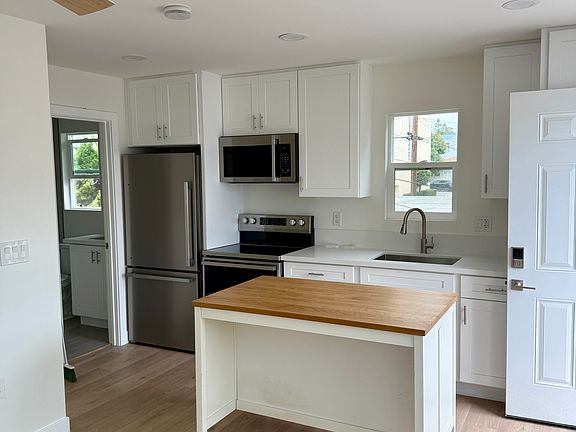 4th image of 950-952 Beryl St #2