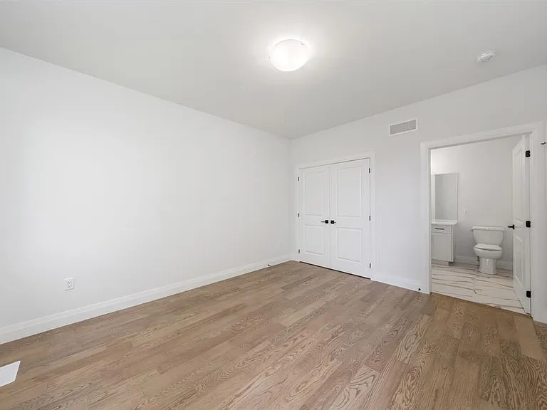 397 Victoria St — Photo 19