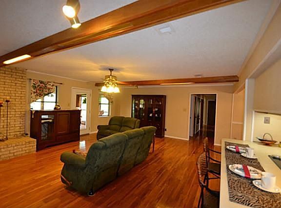 2nd image of 521 Briar Glen Ln