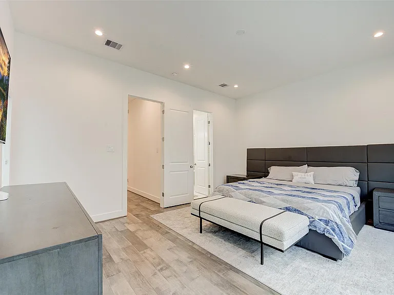 5839 Dolores St — Photo 17