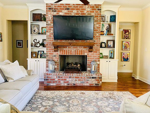 Gas fireplace/Built Ins