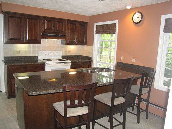 4th image of 15 Lincoln Dr