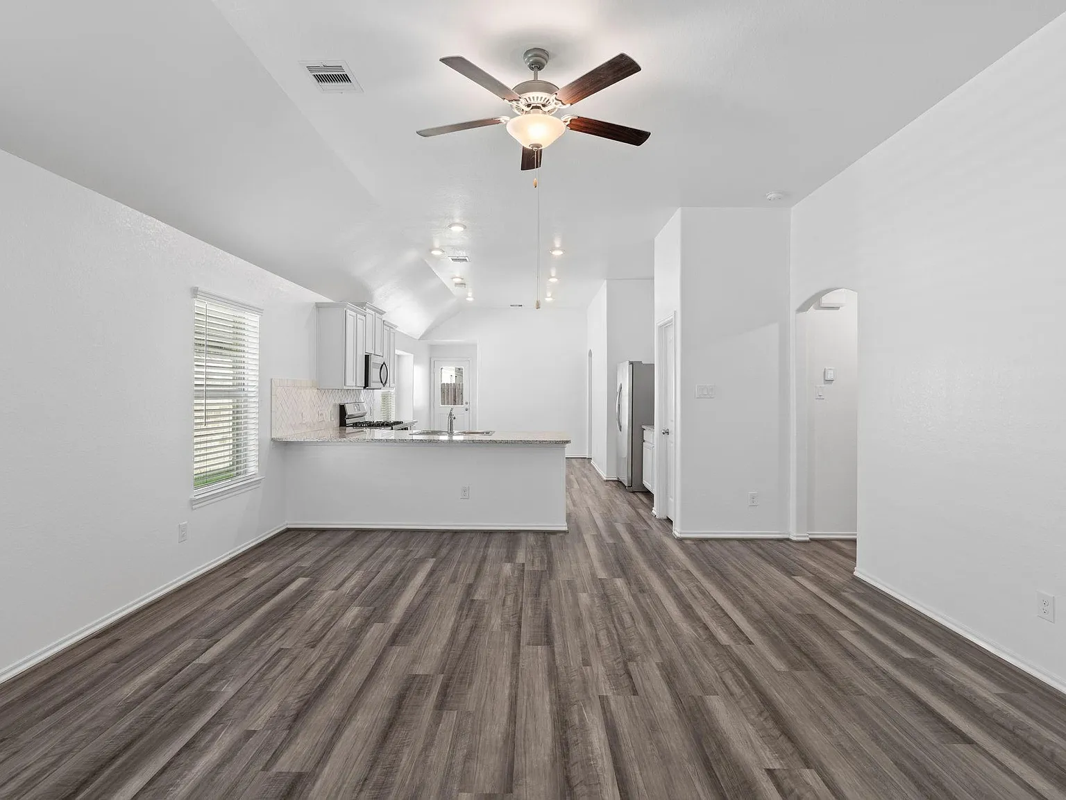 3 bed, 2.0 bath, 1565 sqft, $2,200 — Photo 4