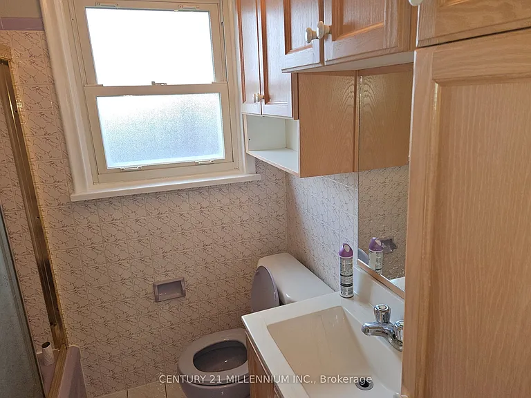 32 Stewart Ave #UPPER — Photo 2