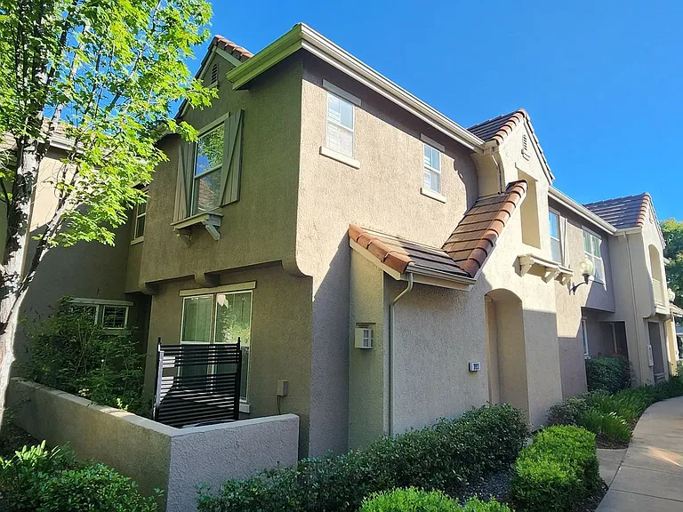 303 Esplanade Cir — Photo 1