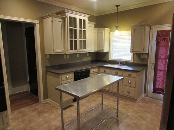 5th image of 611 Elm Ave