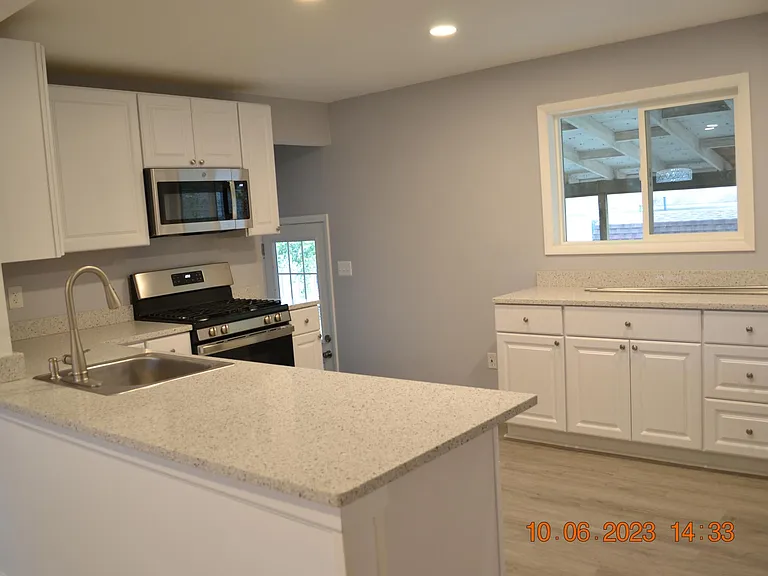 1407 Gordon Dr — Photo 2