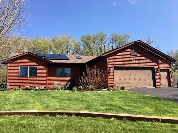 212 King Henry Rd SE, Poplar Grove, IL 61065