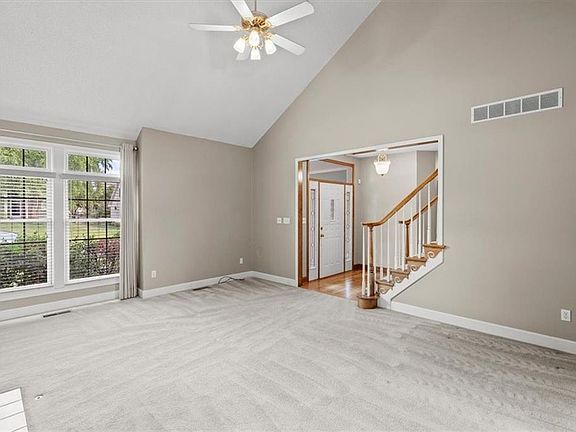 5th image of 200 SE Somerset Dr