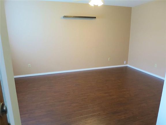 4th image of 1610 W Shore Dr