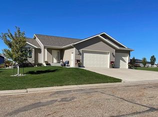 2011 2nd Ave NE, Beulah, ND 58523