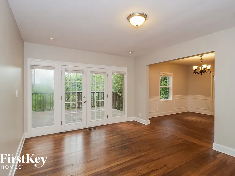 476 Rigby St — Photo 8