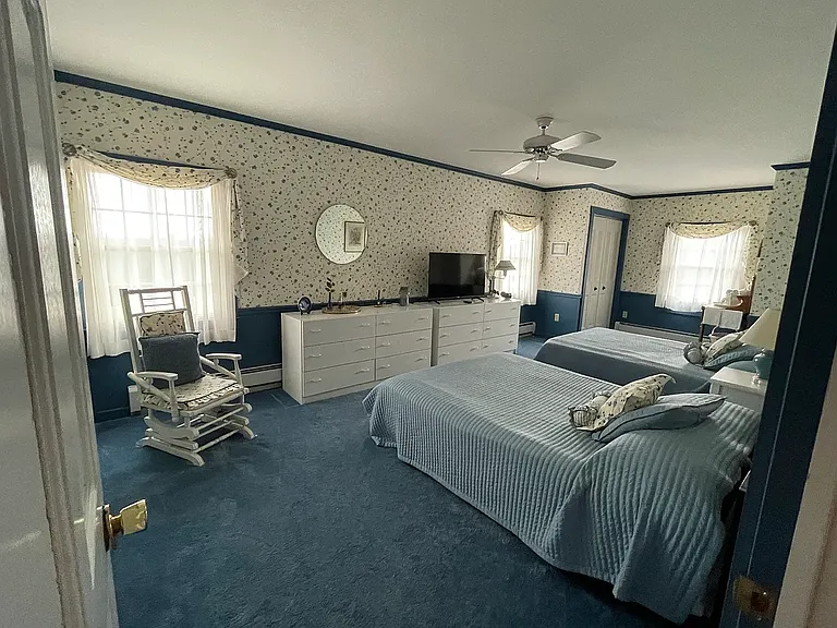 Bedroom 4 (2 Queen beds, 1 walk-in closet, 1 standard closet, 2 dressers)
