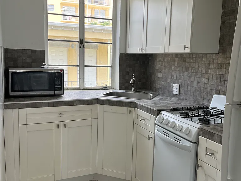 601 7th St #7 — Photo 3