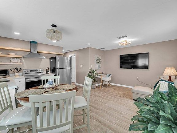 2nd image of 208 W Gardenia St #9