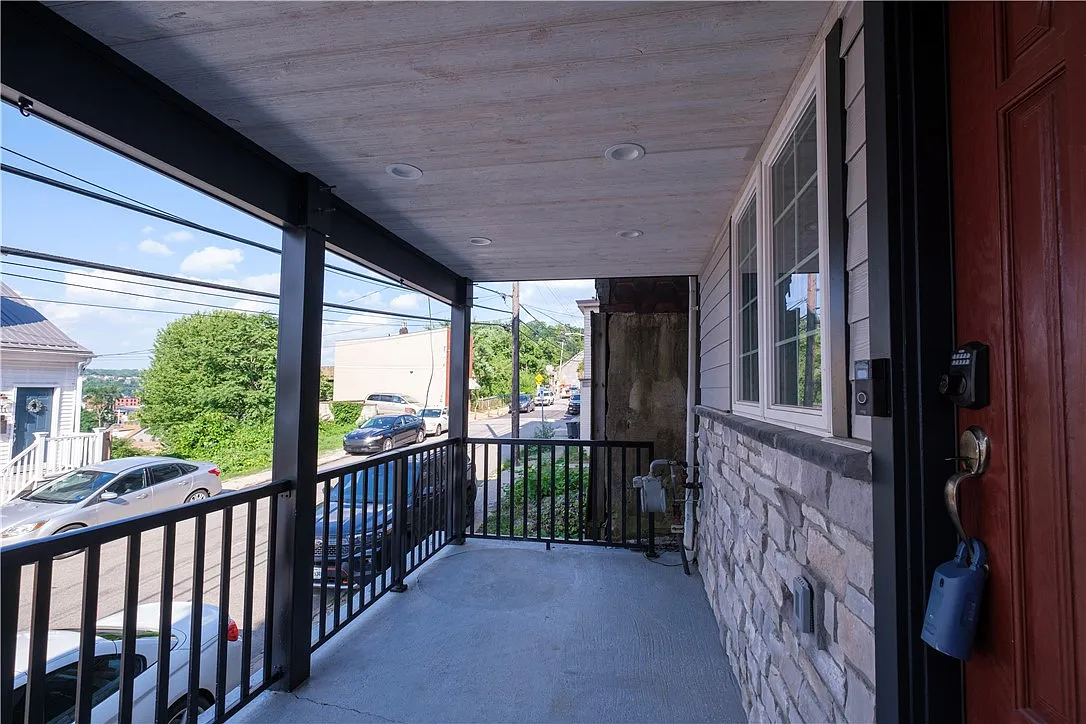 3 bed, 1156 sqft, $2,200 — Photo 2