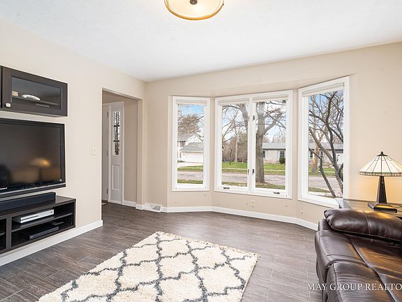 5th image of 2456 Orchard View Dr NE