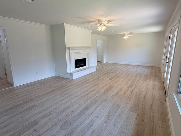 4th image of 1312 Hillcrest Dr
