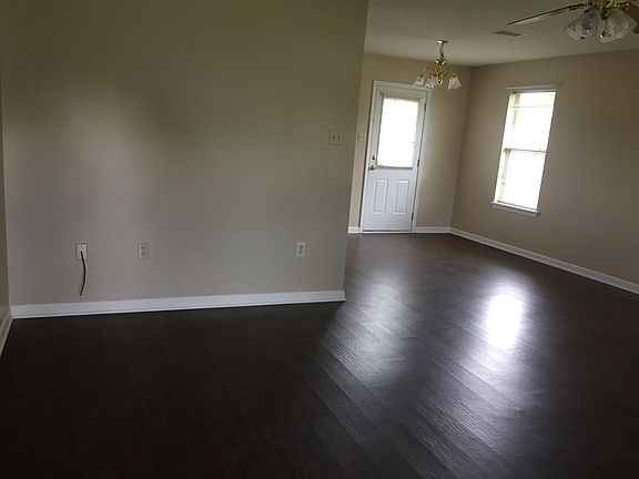 5th image of 2110 Cedar Oaks Dr