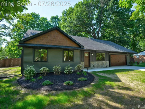 4406 Fairwood Dr, Burton, MI 48529