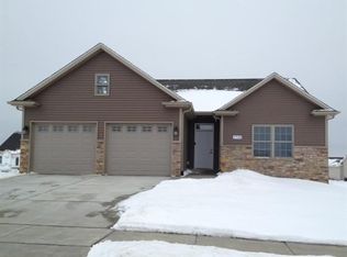 1723 Nicole Ct, Davenport, IA 52807