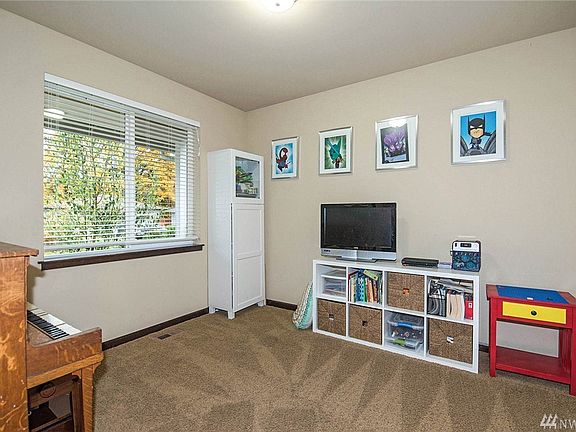 4th image of 1116 Orchard Ave W