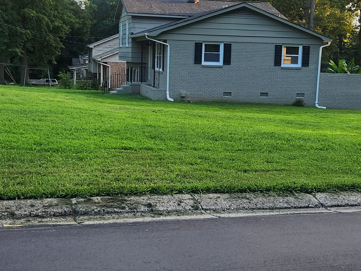 5 bed, 1.5 bath, 1800 sqft, $2,850 — Photo 2
