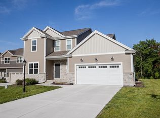 310 Paradise Ct, Hartland, WI 53029