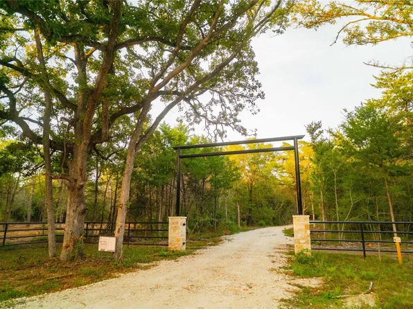 12504 Red Hill Rd, Hearne, TX 77859