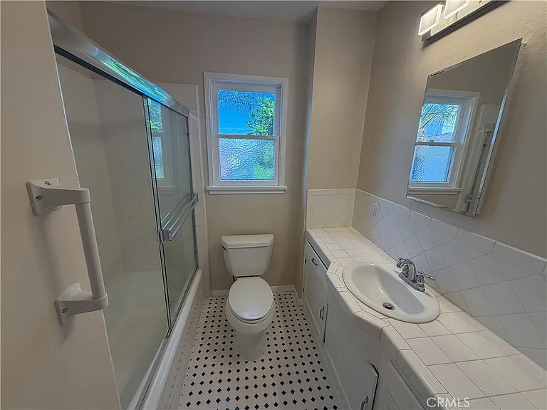 126 S Batavia St — Photo 12