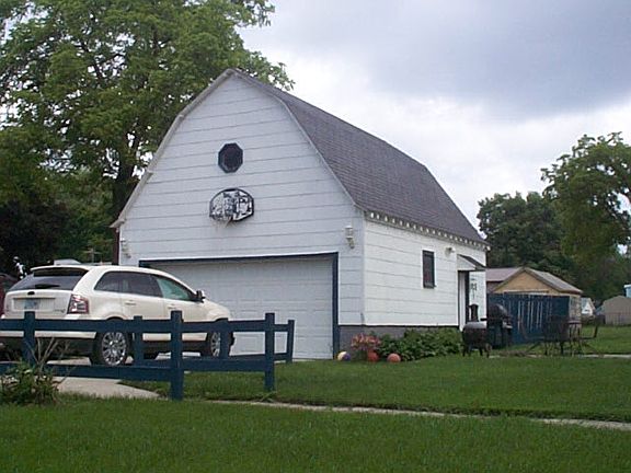 Double garage w/attic
