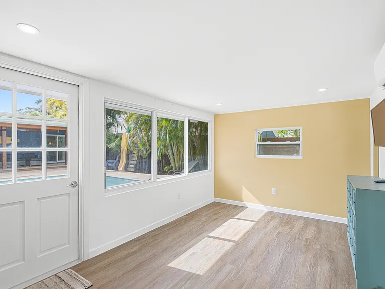 721 N Lakeside Dr — Photo 37