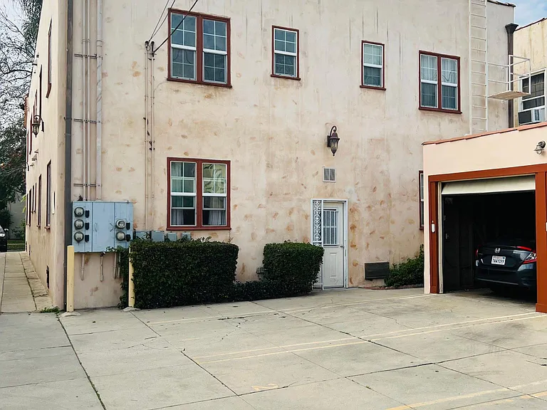 330 N Orange Grove Ave #1/2 — Photo 46