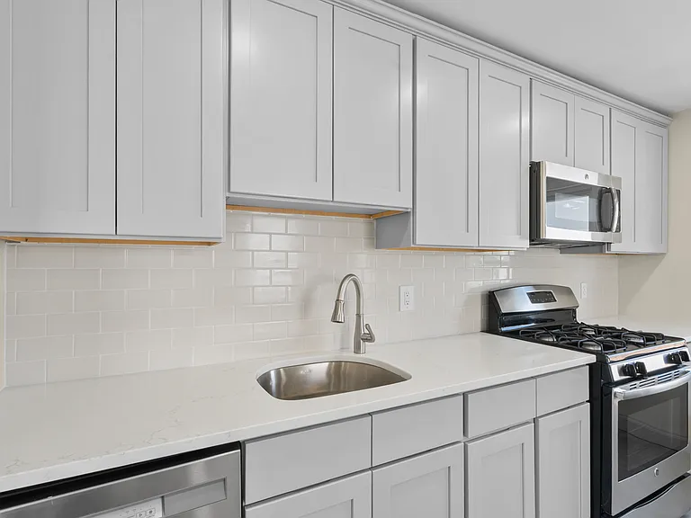 145 6th St #2 — Photo 4