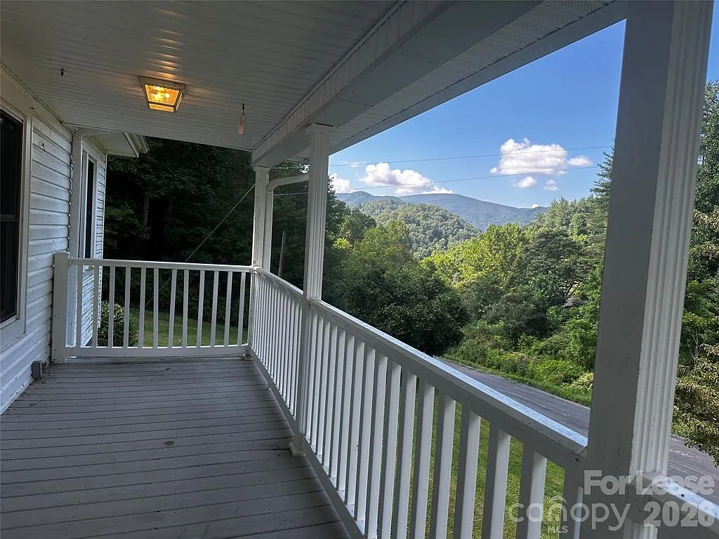 3 bed, 1.0 bath, 1000 sqft, $1,800 — Photo 2