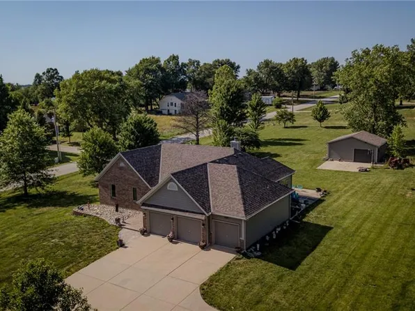 21470 W 197th St, Spring Hill, KS 66083