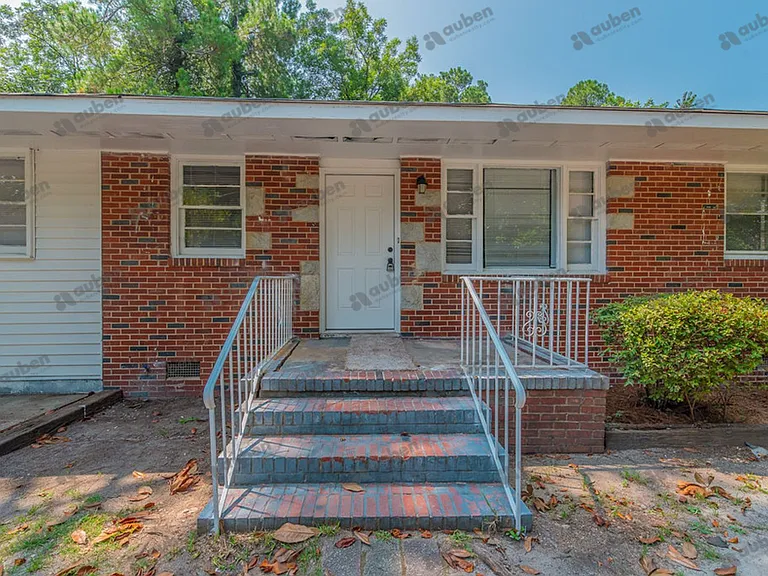 109 Vanderbilt Cir — Photo 3