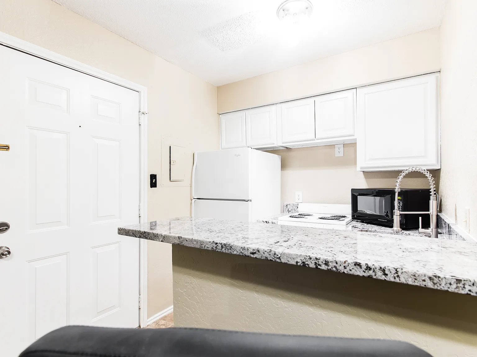 Oak Creek Condominiums — Photo 2