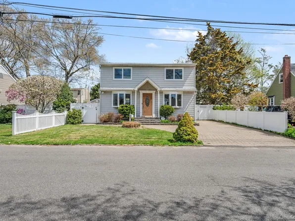 408 N Broome Avenue, Lindenhurst, NY 11757