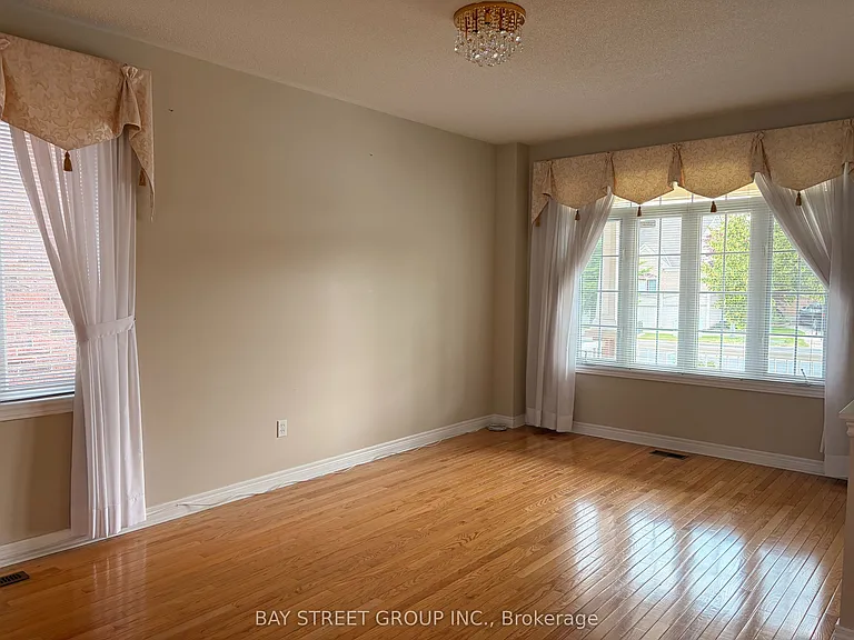 211 Stonebridge Dr — Photo 3