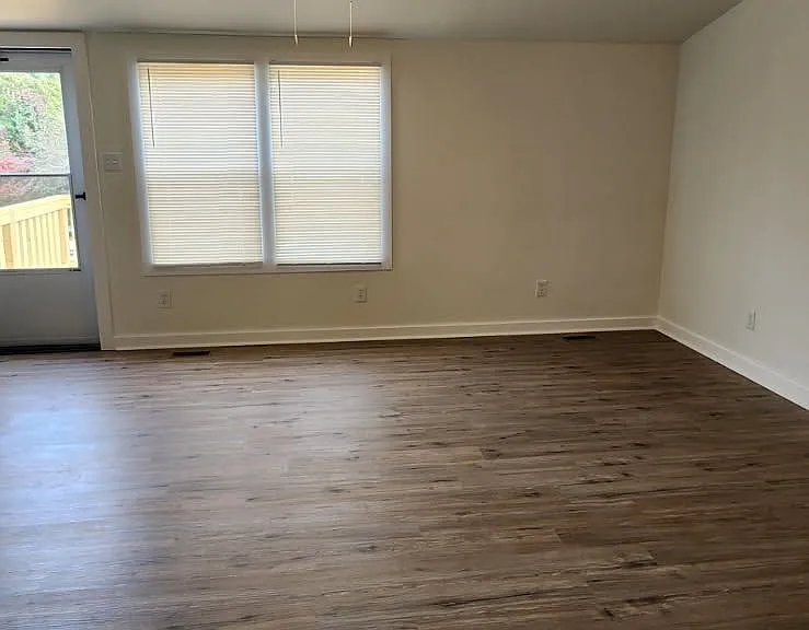 390 Archer Rd — Photo 5