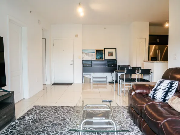 6001 SW 70th St APT 451, South Miami, FL 33143