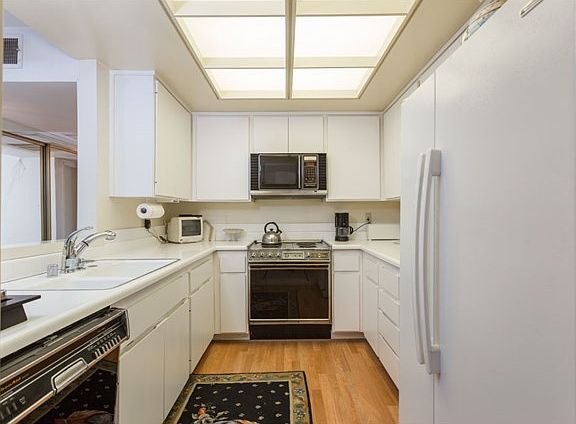 3rd image of 2385 Roscomare Rd Unit D3
