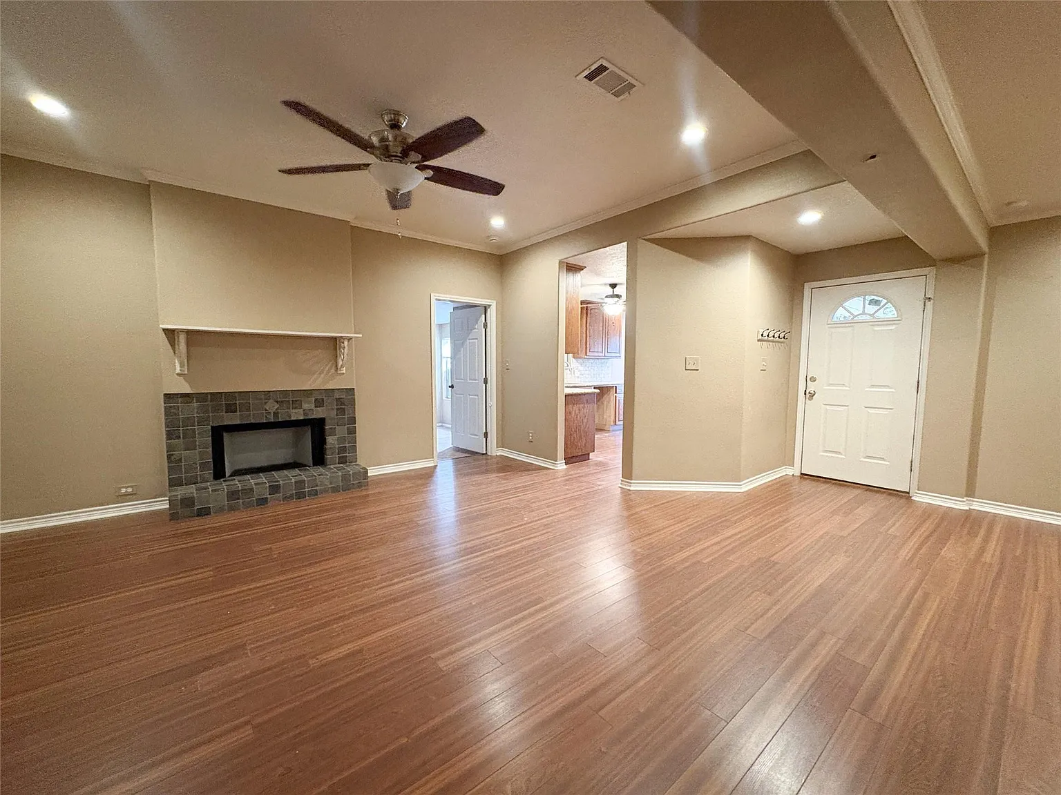 3 bed, 2.0 bath, 1679 sqft, $1,600 — Photo 2