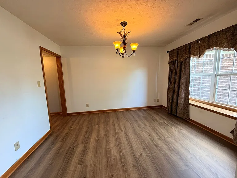 705 Hummingbird Ln — Photo 2